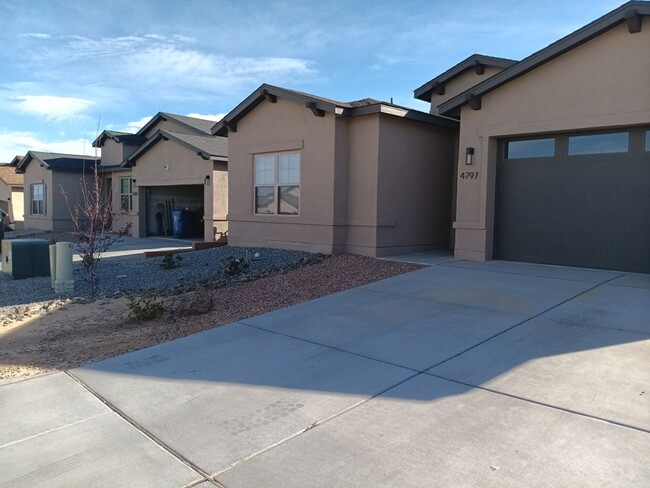 Building Photo - 3 Bedroom, 2.5 Bathroom Home! Schedule a Showing Today!