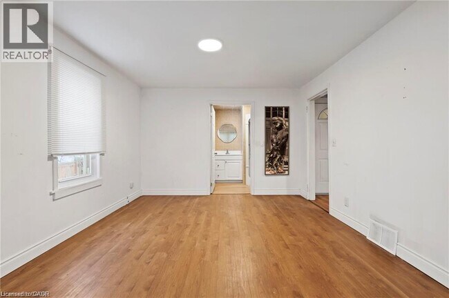 Photo - 5292 Bridge St