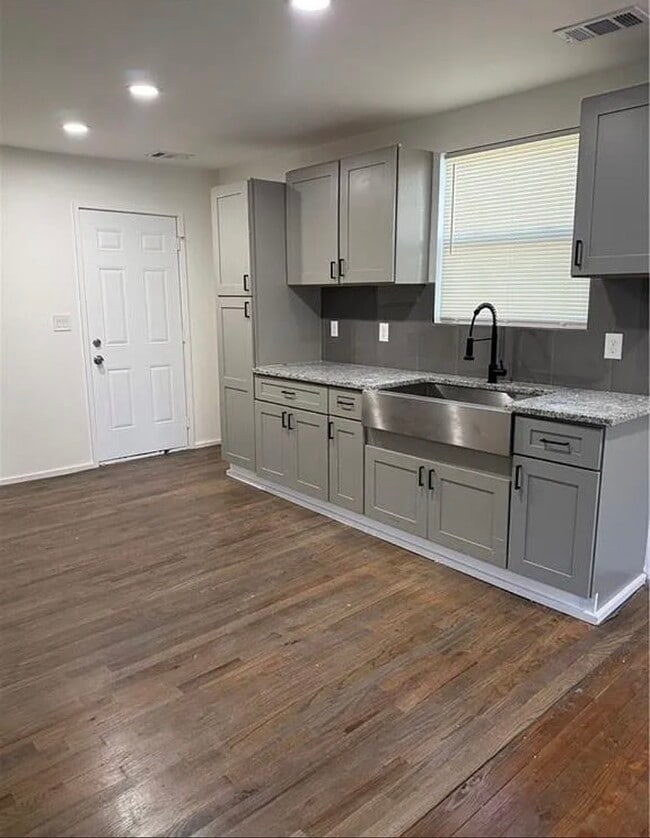 3145 Locke Dr SE