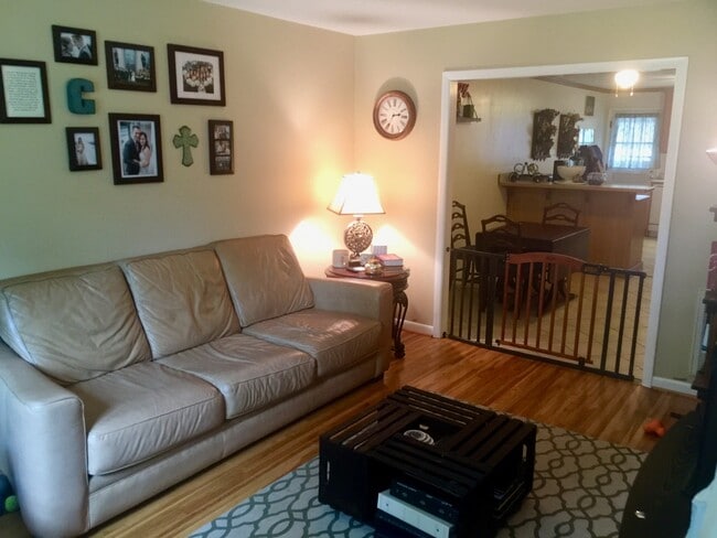 LR looking into DR and Kit - 304 Lauderdale Rd