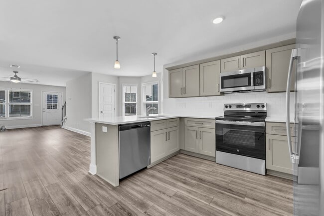 Building Photo - 208 W Point Dr