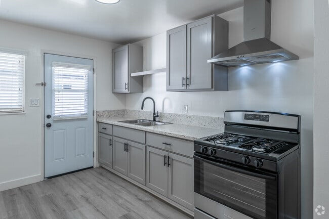 2BR, 1BA - 669SF - Kitchen
