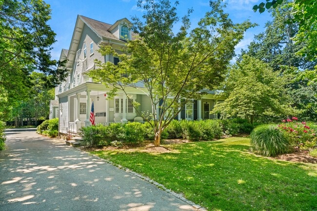 Building Photo - 141 Narragansett Ave Unit 2C