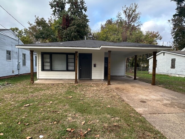 Building Photo - Updated 2 Bedroom House