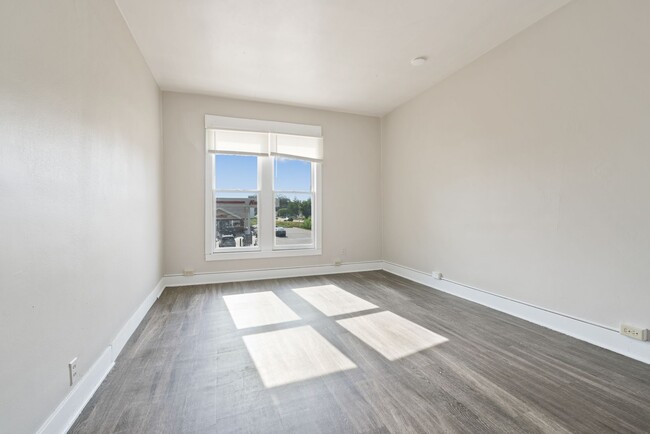 Photo - 2022 1/2 College St - Cedar Falls Unidad 2022 1/2