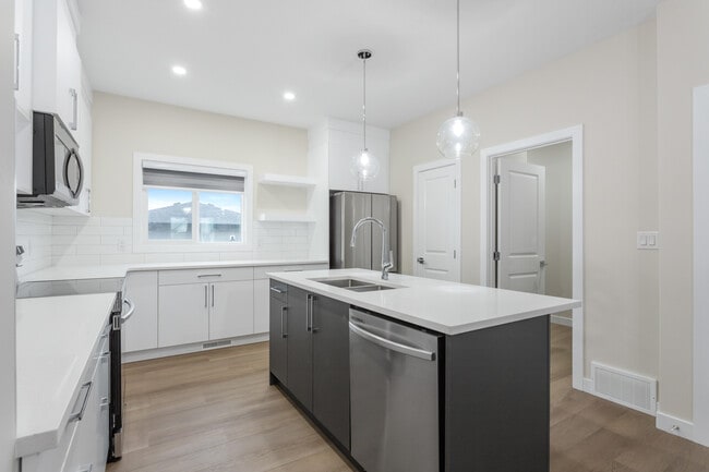 Building Photo - 6637-6646 46 Ave Unit MAIN 1