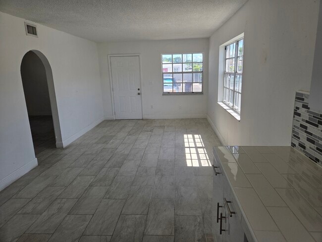 Building Photo - 325 W 18th St Unit 325