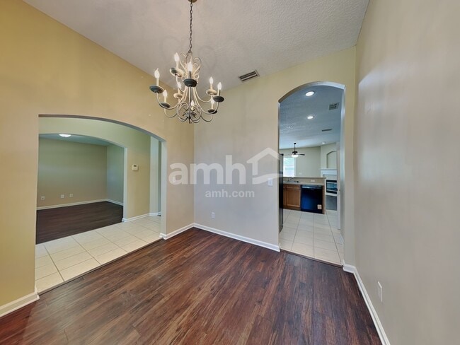 Photo - 705 Waterlily Way