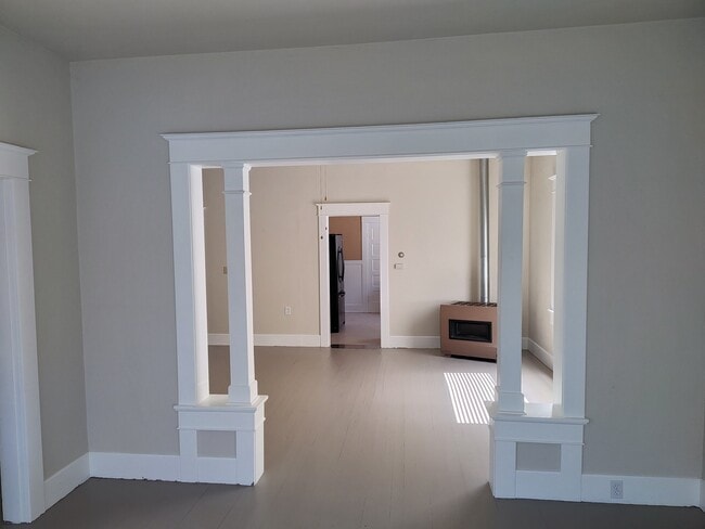 Building Photo - 417 3rd St