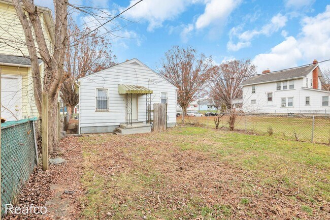 Photo - 1 br, 1 bath House - 479 E Hinman Ave