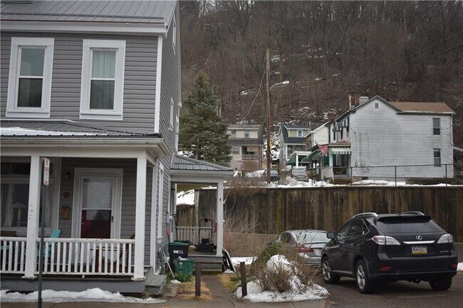 Photo - 111 Dewey St