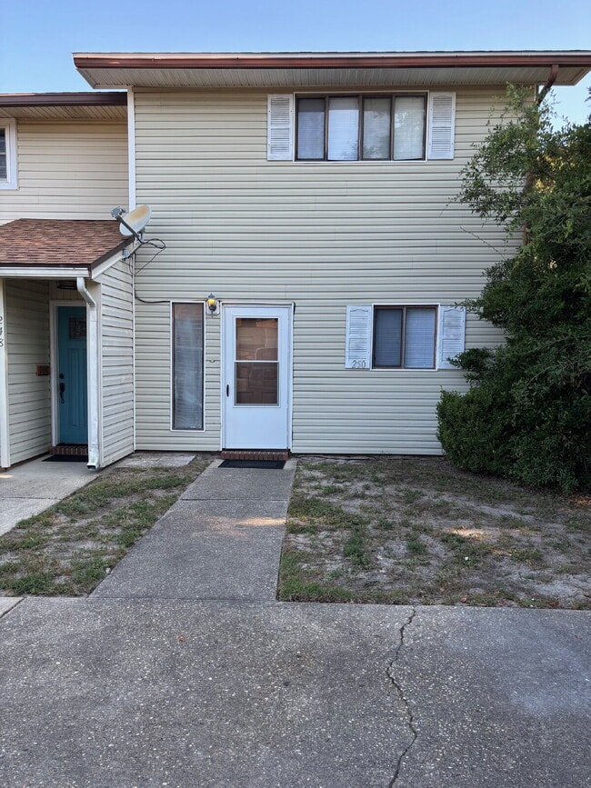 Building Photo - "Charming 2-Bedroom Townhouse in Mary Esth...