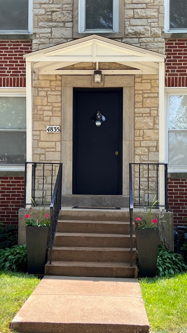 charming 4 flat entrance - 4835 Hull St Unit 2W