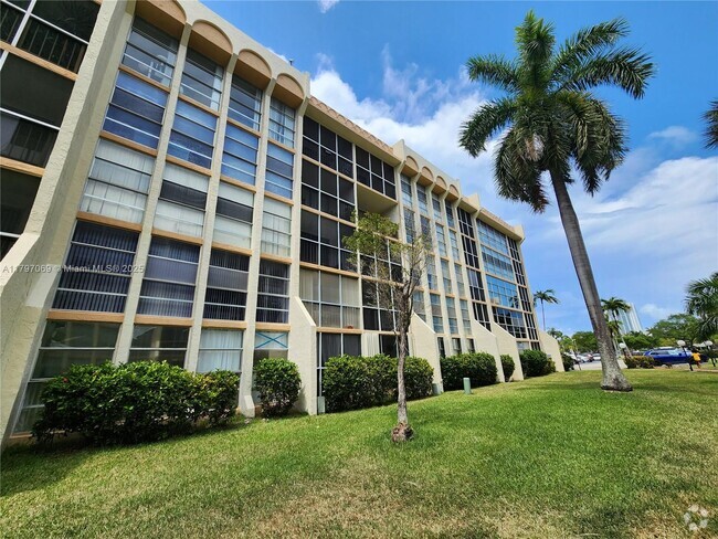 Building Photo - 2000 Atlantic Shores Blvd Unit 204 Rental