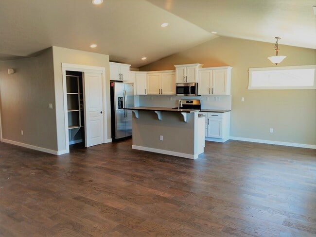 Photo - 6 MONTH LEASE AGREEMENT!