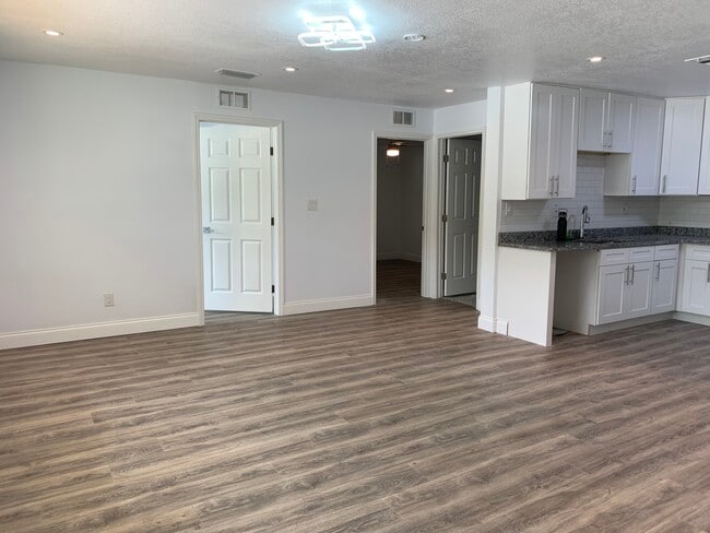 Photo - 324 Seminola Blvd Unidad b
