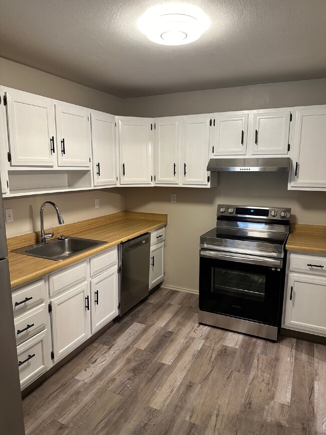 Photo - "Charming 3-Bed, 2-Bath Haven in Aurora – Your Cozy Retreat Awaits!"