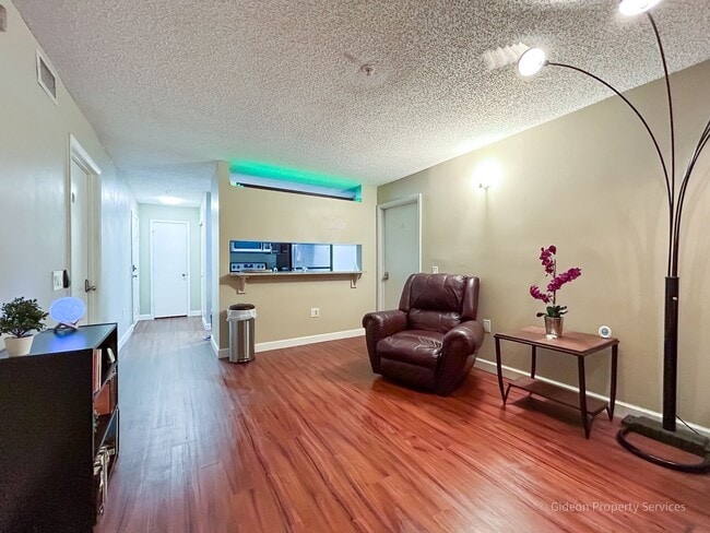 3921 SW 34th St Unit 105D