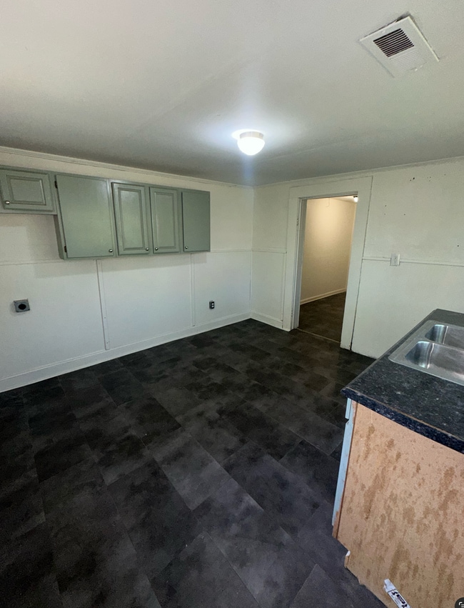 Photo - 3 Bed 1 Bath Home - Sheffield, AL