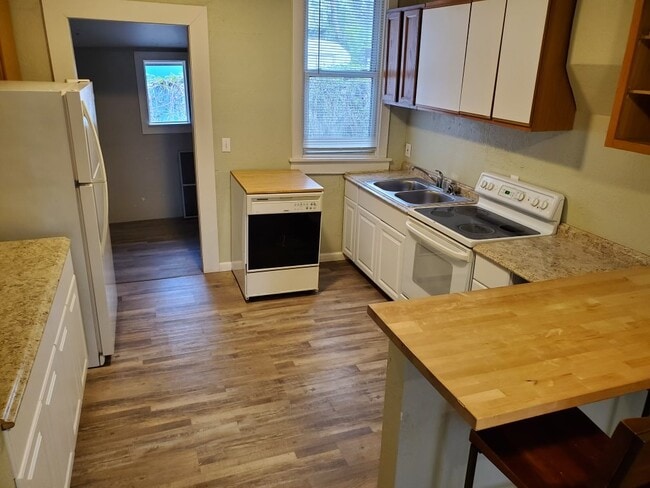 Photo - 619 20th St N