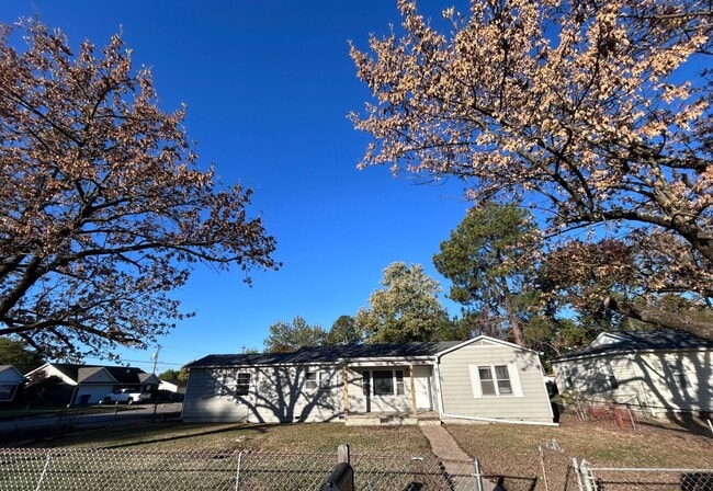 Photo - 3 BED, OFFICE + MUD ROOM HOME FOR RENT