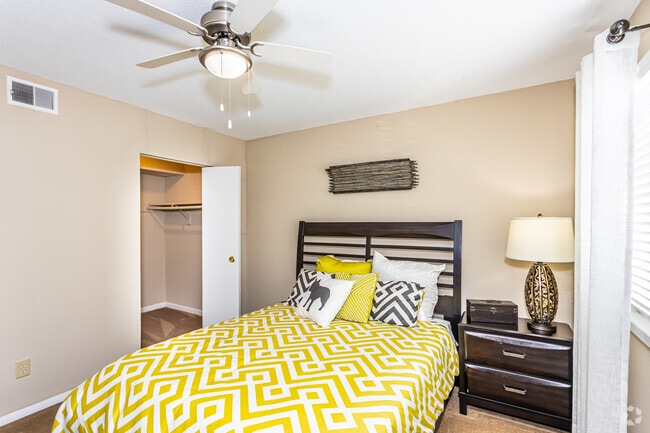 2BR, 1BA - 725 SF