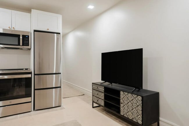 Building Photo - 505 E Travis St Rental