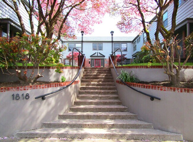 Building Photo - Charming 2-Story Irvington 2 Bedroom w/ Dishwasher & Hardwood Floors!! Unit 11