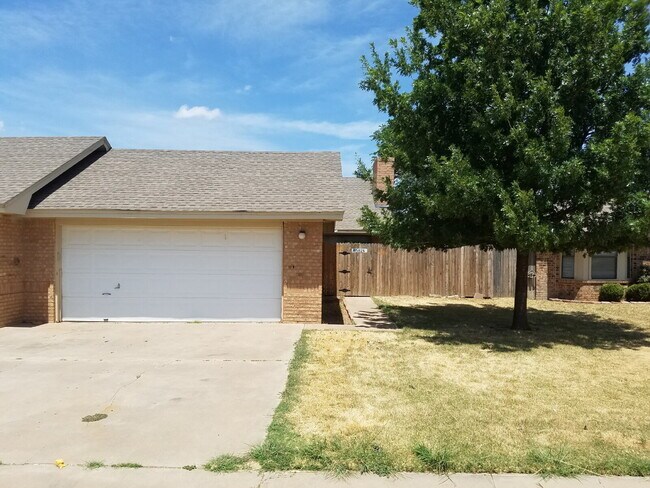 Building Photo - Townhome Located In Shadow Hills Near Take-Out, Walmart & Minutes from W. Loop 289 Access!