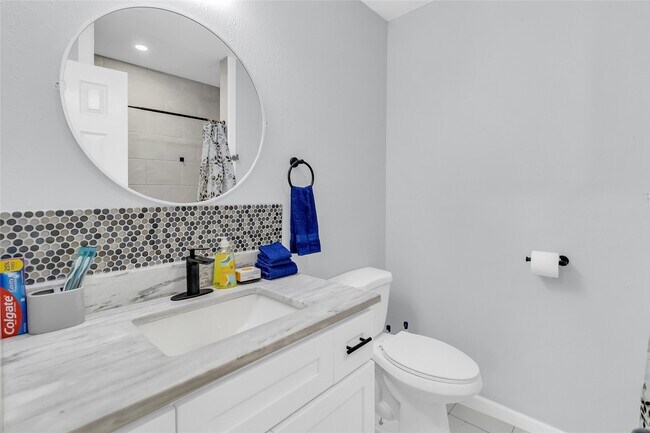 Photo - 5815 Schevers St