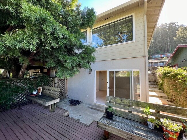 Building Photo - 2 Bedroom/1 Bath Coastal In-Law Unit - ALL... Rental
