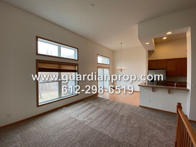 Building Photo - Townhouse Available October 1, High Ceilings, Open Floor Plan, Lower Family Room w/Fireplace, Bal...