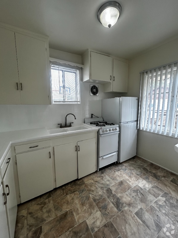 Building Photo - 1841 Mayflower Ave Rental