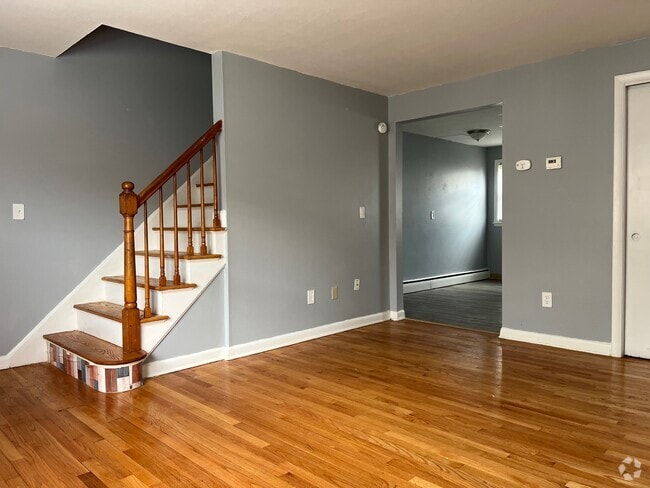 living room - 4 Saint Regis St Rental