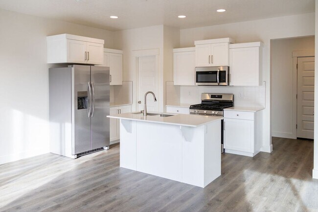 Photo - Spacious 4-Bed Home in Sage Canyon