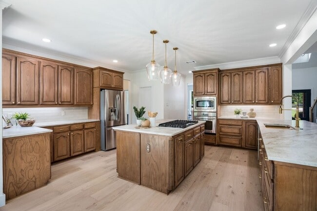 890 Topaz Ln