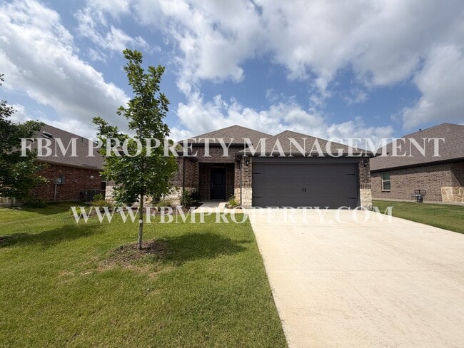 Building Photo - 329 Thoroughbred St