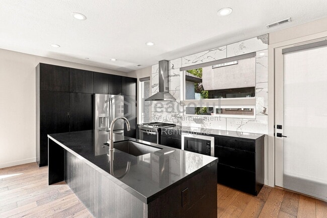 Photo - 832 S W Temple St