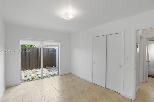 Photo - 932 Moffett St Unidad 5