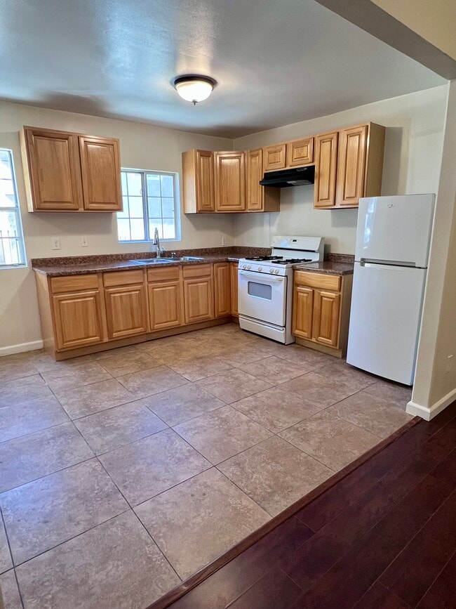 Building Photo - 6188 Mesa Ave Unit Apt 2