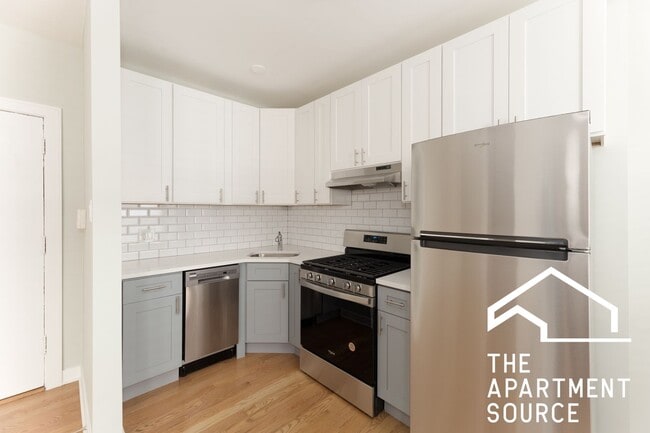 Building Photo - 432 W Surf St Unit 207