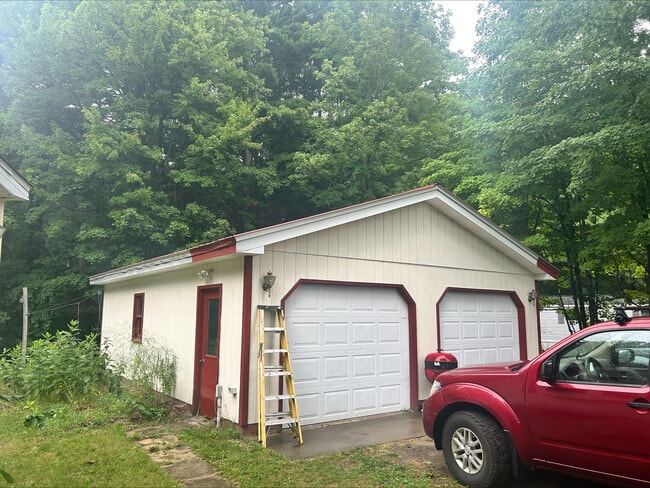 Photo - 637 Parmenter Rd