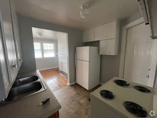 Building Photo - Large 1 Br upstairs apartment - with 2 bon... Unit Apt #6