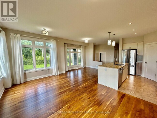 Photo - 798 Carnelian Cres