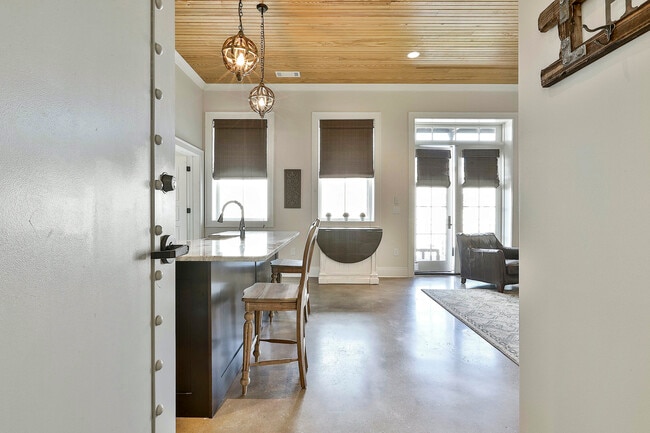 Private Entry - 15 Main St Unit 2A