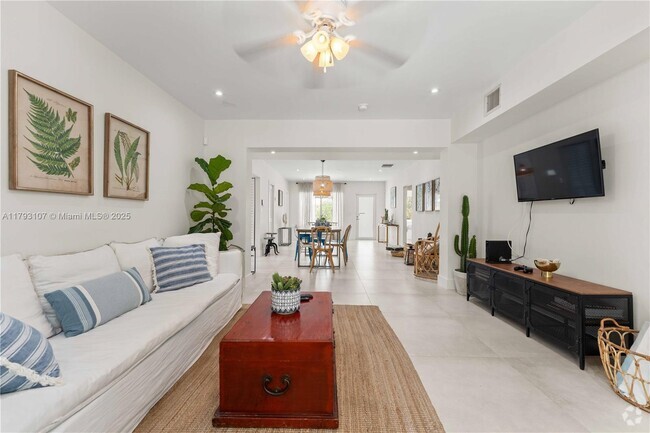 Building Photo - 38 NE 50th St Rental