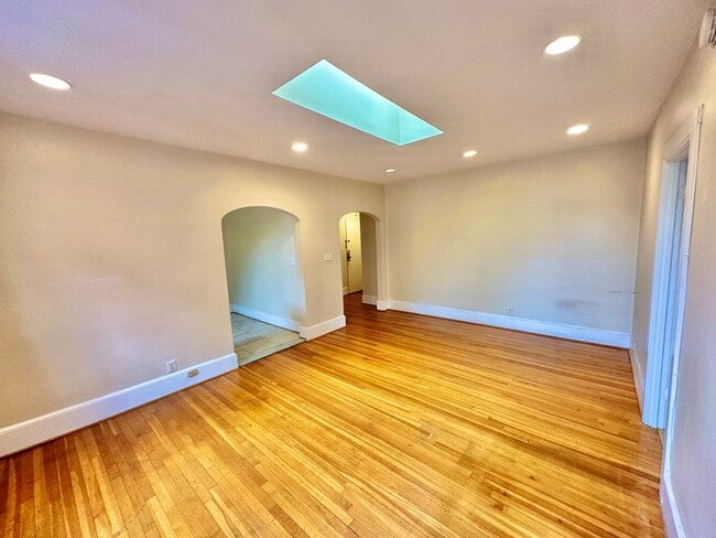 Photo - Dashing Dupont Circle 1 Bedroom Apt with skylight and building roof deck. Unidad 404