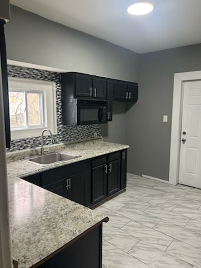 Photo - Spacious 3 bedroom apartment for rent in B...