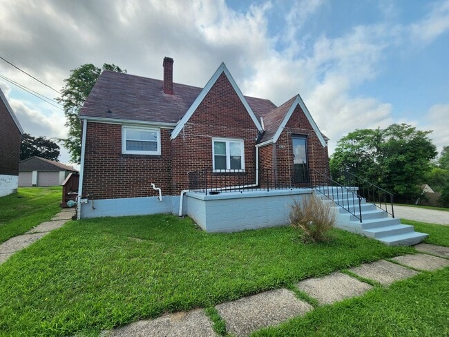 Building Photo - 824 Oak St