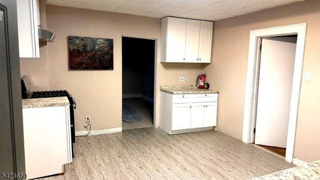 Building Photo - 21 Bloomfield Ave Unit 3R